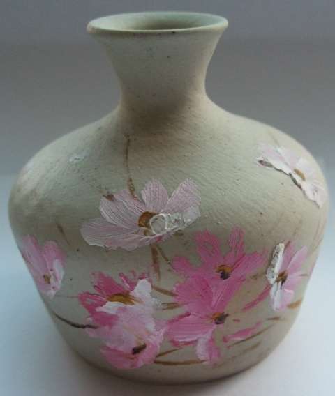 Short Clay flower vase with pienk flowers