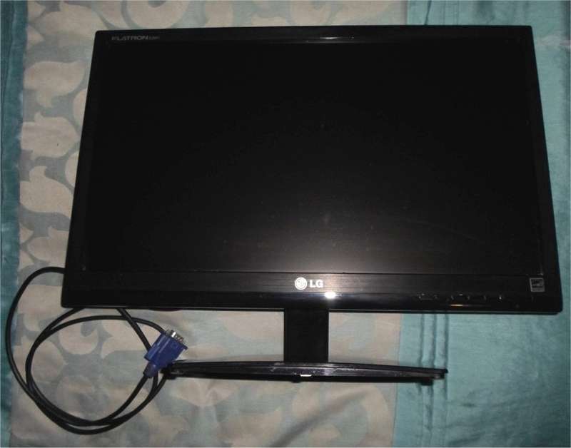 20" LG Flatron E2041 (E2041S-bn) LED Display Monitor (Screen) with D-Sub (VGA) Cable