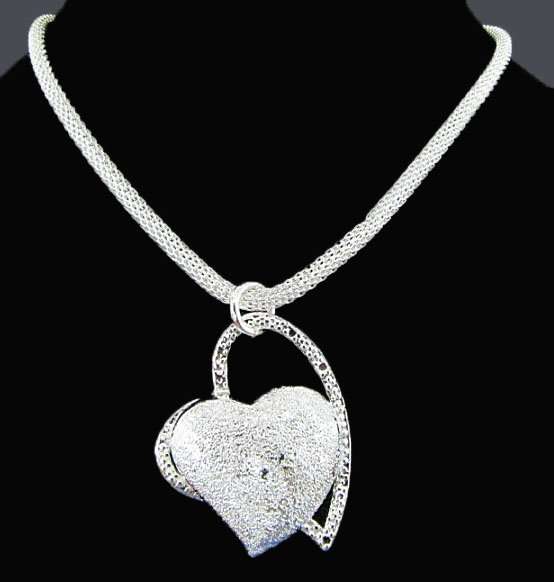 ** STUNNING ** - LOVE SHAPE 925 Silver Sterling Necklace