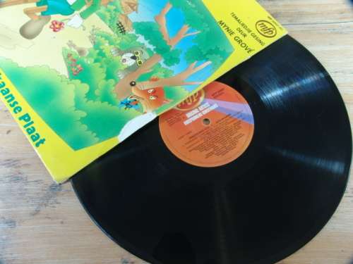 Pinocchio begin sy lewe. Afrikaans story LP with Mynie Grove - 1979