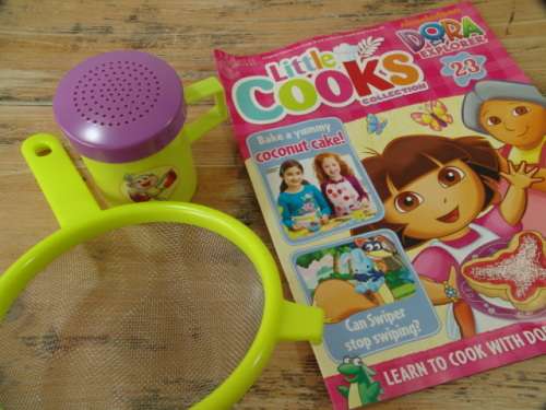 Nickelodeon, Little Cooks collection, Dora the explorer, Bake a yummy, Book, Sprinkler and Sieve