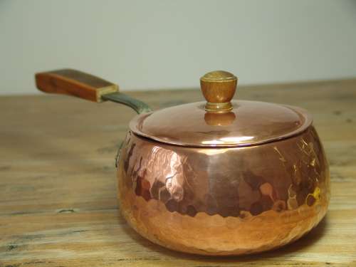 Hammered copper pot with lid, 17cm diam, vintage