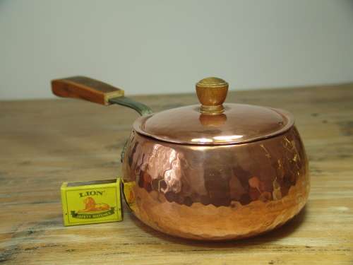 Hammered copper pot with lid, 17cm diam, vintage