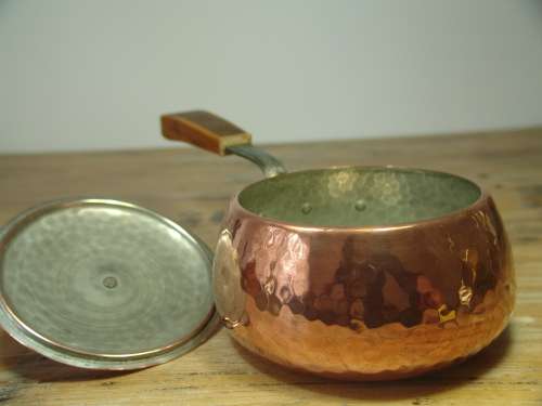 Hammered copper pot with lid, 17cm diam, vintage