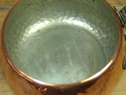 Hammered copper pot with lid, 17cm diam, vintage