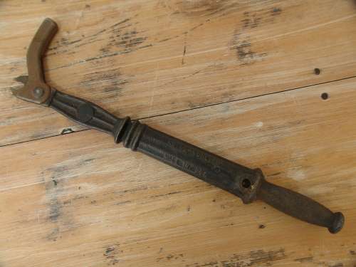 Large vintage metal Crescent No.56 Suregrip Nail Puller from USA - working
