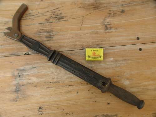 Large vintage metal Crescent No.56 Suregrip Nail Puller from USA - working