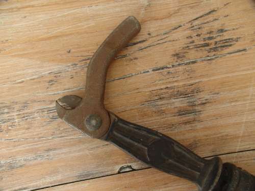 Large vintage metal Crescent No.56 Suregrip Nail Puller from USA - working
