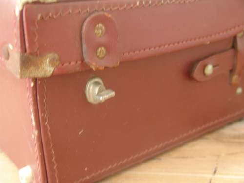 Vintage bakelite Avometer no.8, volt meter, in original leather case and with test leads. - working