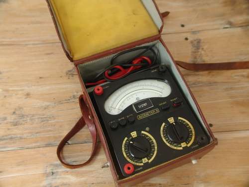 Vintage bakelite Avometer no.8, volt meter, in original leather case and with test leads. - working