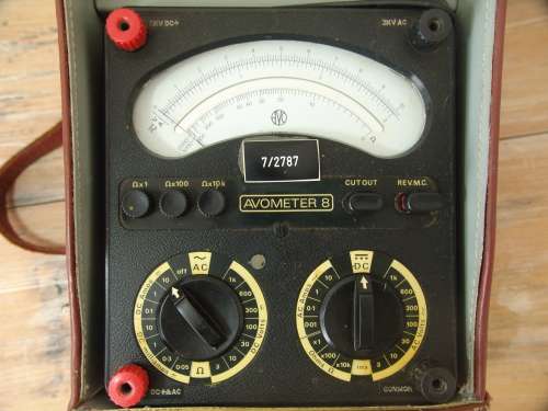 Vintage bakelite Avometer no.8, volt meter, in original leather case and with test leads. - working
