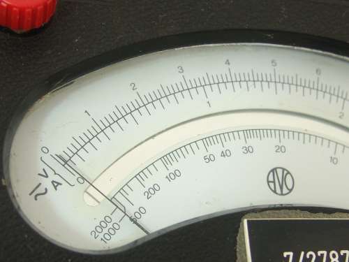 Vintage bakelite Avometer no.8, volt meter, in original leather case and with test leads. - working