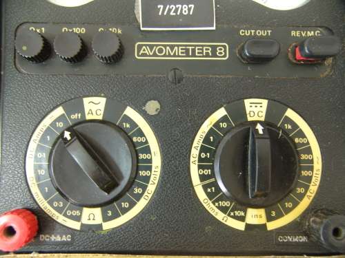 Vintage bakelite Avometer no.8, volt meter, in original leather case and with test leads. - working