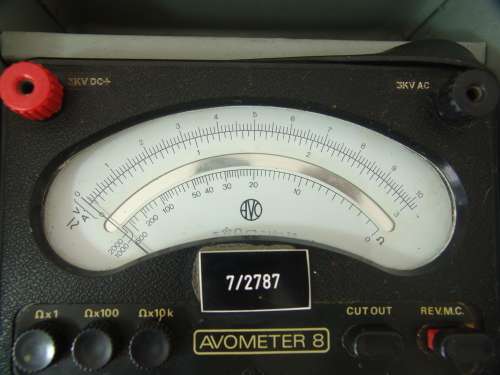 Vintage bakelite Avometer no.8, volt meter, in original leather case and with test leads. - working