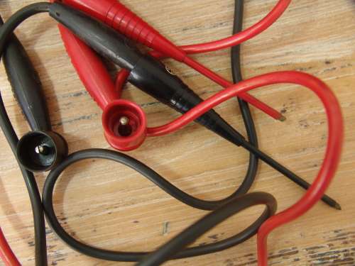 Vintage bakelite Avometer no.8, volt meter, in original leather case and with test leads. - working