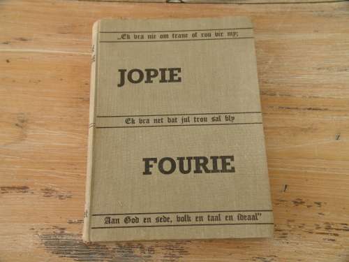 Jopie Fourie, 'n Lewenskets by JM De Wet, 1941, Voortrekkerpers beperk. Hard cover, 205 pages