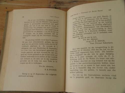 Jopie Fourie, 'n Lewenskets by JM De Wet, 1941, Voortrekkerpers beperk. Hard cover, 205 pages