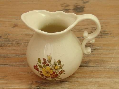 Small vintage porcelain Jug with flower detail - 12cm deep