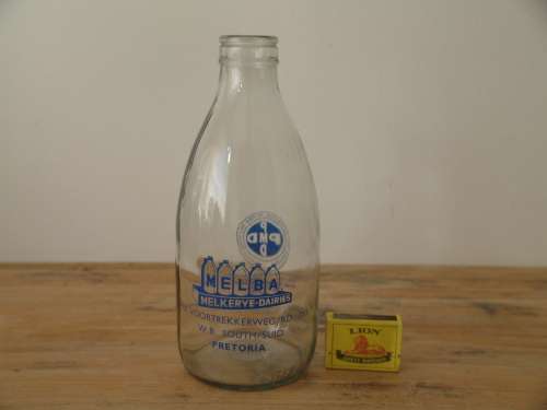 Vintage Melba 1 Litre glass bottle, Melba Dairies, excellent condition