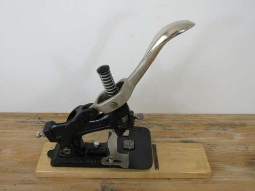 Large early 1900's Acme no.1 cast iron industrial Stapler, USA, 20cm x 20cm x 10cm, working