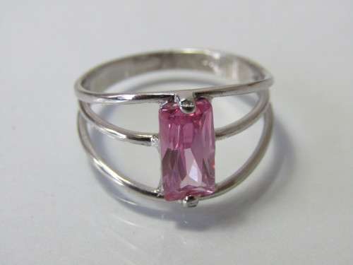 Vintage 925 Silver Ring set with a pink stone, 2.9g, stamped