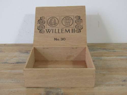 Vintage wooden Cigar box, Willem II No.30, Holland, 12cm x 10cm x 4cm