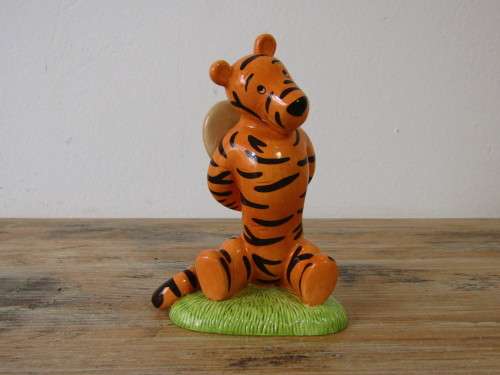 Royal Doulton Winnie the Pooh, "Tiggers love heart" Figurine, 2004, Mint condition,10cm high