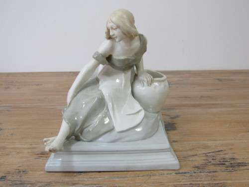 Beatifull Art Nouveau signed Lladro porcelain figurine, 7877,excellent condition, 17cm x 13cm x 16cm