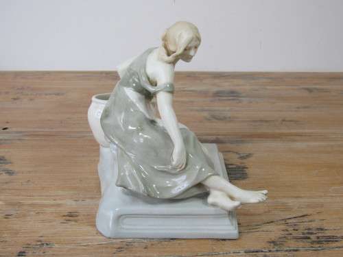 Beatifull Art Nouveau signed Lladro porcelain figurine, 7877,excellent condition, 17cm x 13cm x 16cm