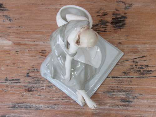 Beatifull Art Nouveau signed Lladro porcelain figurine, 7877,excellent condition, 17cm x 13cm x 16cm