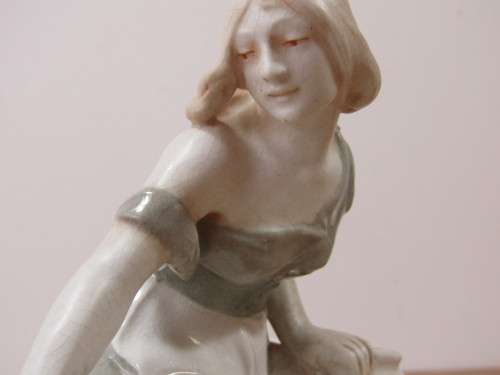 Beatifull Art Nouveau signed Lladro porcelain figurine, 7877,excellent condition, 17cm x 13cm x 16cm