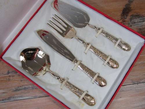 Vintage boxed set of Aghifug Italian 24ct gold plated serving ware, 4 piece, mint in box
