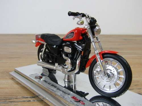 Collectable  Maisto Harley-Davidson Cycles, 2002 XL 883R Sportster, metal die cast model, 1:18, mint
