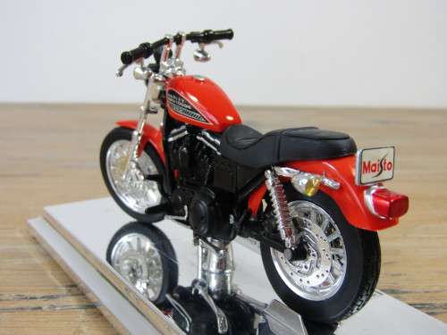 Collectable  Maisto Harley-Davidson Cycles, 2002 XL 883R Sportster, metal die cast model, 1:18, mint