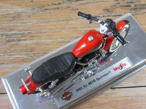 Collectable  Maisto Harley-Davidson Cycles, 2002 XL 883R Sportster, metal die cast model, 1:18, mint