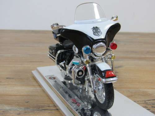 Collectable  Maisto Harley-Davidson Cycles, 2004 Glide Police, metal die cast model, 1:18, mint