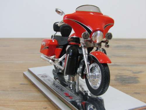 Collectable  Maisto Harley-Davidson Cycles, 2004 FLHTCSE CVO, metal die cast model, 1:18, mint