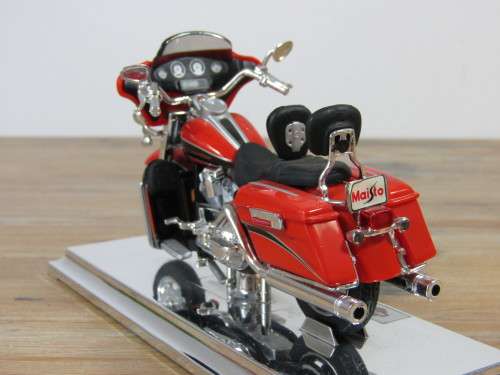 Collectable  Maisto Harley-Davidson Cycles, 2004 FLHTCSE CVO, metal die cast model, 1:18, mint