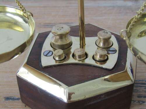 Vintage brass balance Scale and Weight Set, pocket size, India, excellent working condition