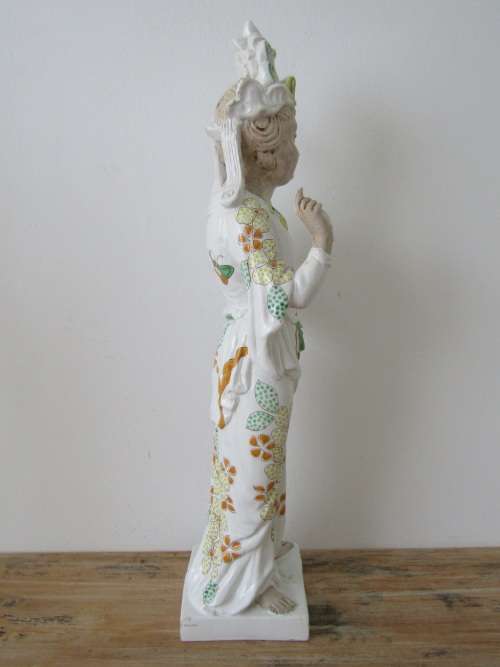 Very large Oriental porcelain figurine of a Woman, 62cm tall, excellent condition, hand painted