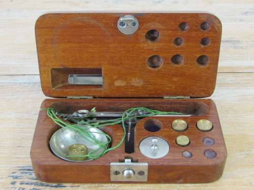 Small vintage boxed balance Scale with weights