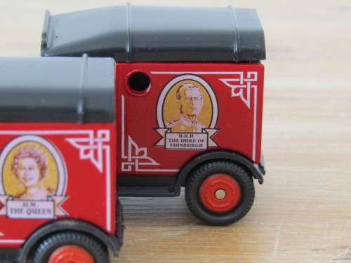 Corgi die cast 1991 The Royal Cameo collection, 2 piece boxed set, The Queen and Duke of Edinburgh