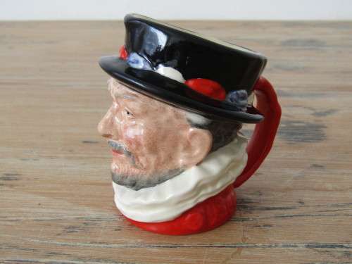 Royal Doulton character Toby Jug "Beefeater" D6233 - 1946, 8cm tall, excellent condition