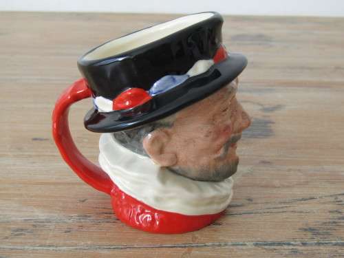 Royal Doulton character Toby Jug "Beefeater" D6233 - 1946, 8cm tall, excellent condition