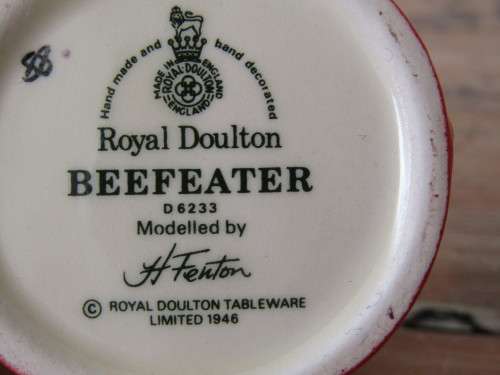 Royal Doulton character Toby Jug "Beefeater" D6233 - 1946, 8cm tall, excellent condition