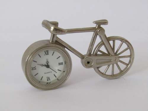 Lot of 2 x vintage miniature Quartz clocks, metal construction - others available