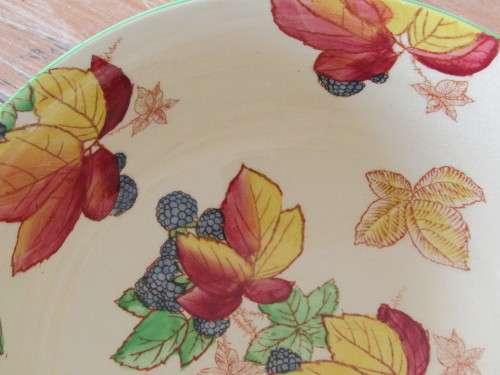 Vintage Royal Doulton porcelain Bowl "Blackberry" D5698, 20cm x 10cm ***No reserve auction now on***