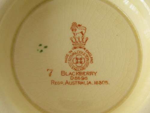 Vintage Royal Doulton porcelain Bowl "Blackberry" D5698, 20cm x 10cm ***No reserve auction now on***