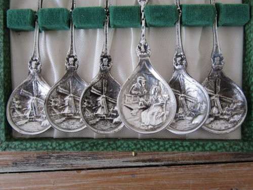Vintage boxed set of 6 Holland spoons, 13cm