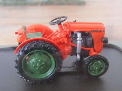 Collectable metal die cast scale model Tractor, mint condition *No reserve auction Now On at Port 5*